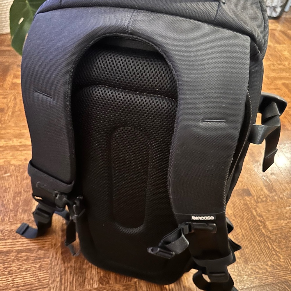 Incase DSLR Pro backpack (excellent condition) - Picture 3 of 6
